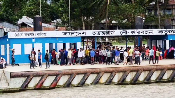 বরিশালের উলানিয়া লঞ্চঘাট: লঞ্চ ভেড়ানোর ফি একলাফে দ্বিগুণ, ক্ষোভ