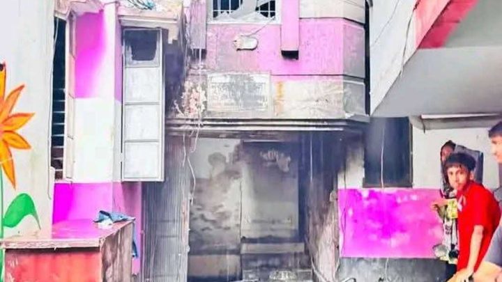 ময়মনসিংহে বহুতল ভবনে আগুন, ধোঁয়ায় দমবন্ধ হয়ে বৃদ্ধার মৃত্যু