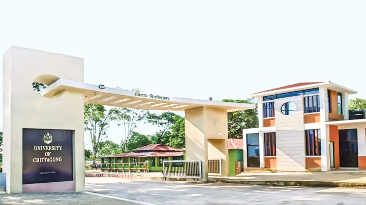 রাতভর বৃষ্টিতে রেললাইনে পানি, চার ঘণ্টা আটকা চবির শাটল ট্রেন