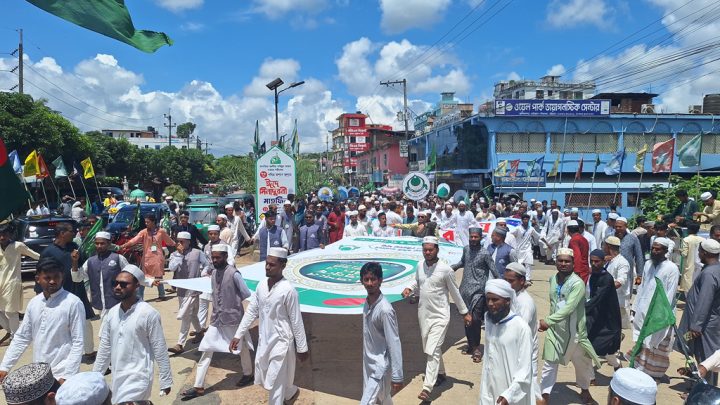 রাউজানে মাহে রবিউল আউয়ালকে স্বাগত জানিয়ে বর্ণাঢ্য শোভাযাত্রা