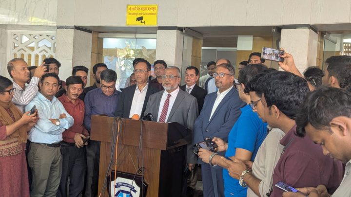 ‘কোনো চাপের মধ্যে নেই’, জনগণের প্রত্যাশা পূরণের প্রতিশ্রুতি দুদক চেয়ারম্যানের