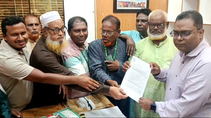 ৭ দফা দাবিতে দিনাজপুরে দলিল লেখকদের স্মারকলিপি