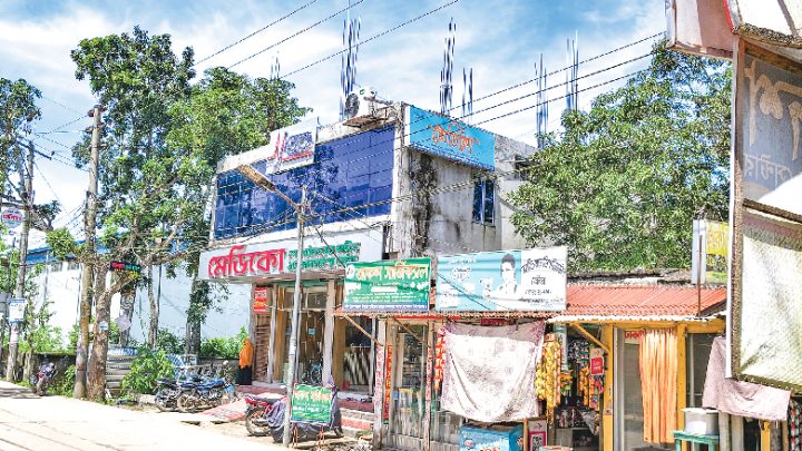 কিশোরগঞ্জ: হাসপাতালের চারপাশে ক্লিনিক