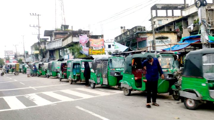 গ্যাস না পেয়ে সিএনজিচালিত অটোরিকশাচালকদের ৫ ঘণ্টা সড়ক অবরোধ