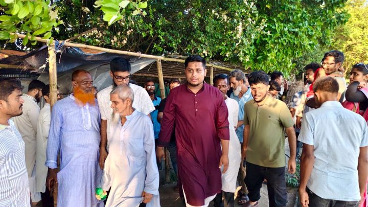 আকস্মিক সফরে মানিকগঞ্জে হাসনাত আবদুল্লাহ, স্থানীয়দের সঙ্গে মতবিনিময়