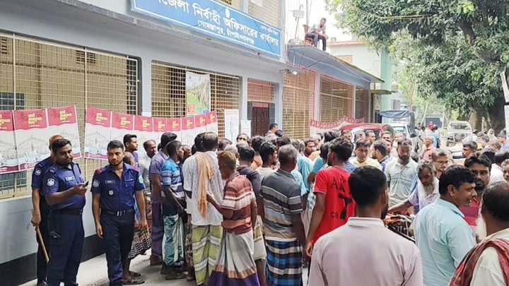 গোমস্তাপুরে সারসংকটে ক্ষুব্ধ কৃষকদের বিক্ষোভ