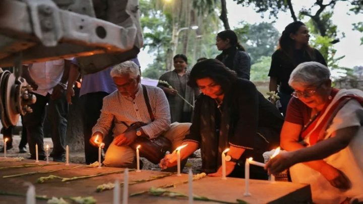 তারেক মাসুদ-মিশুক মুনীরের স্মরণে মোমবাতি প্রজ্বলন