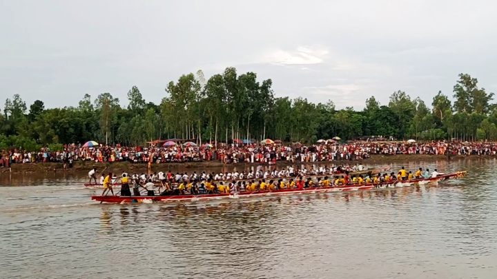 করতোয়া নদীতে নৌকাবাইচ দেখতে দর্শনার্থীর ঢল