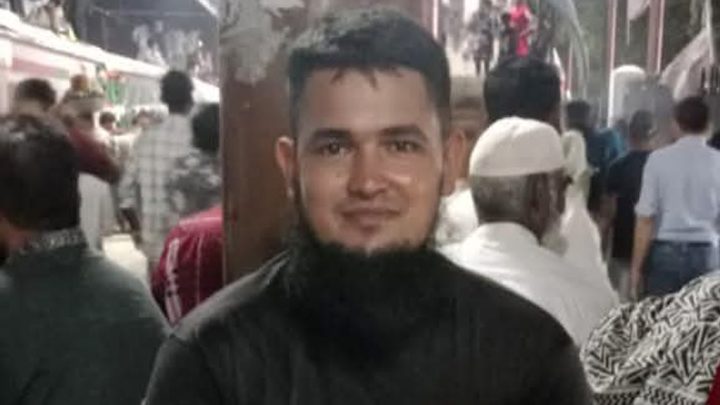 নরসিংদীতে ট্রেনের ছাদ থেকে নামতে গিয়ে দুই বগির মাঝে পড়ে যুবকের মৃত্যু