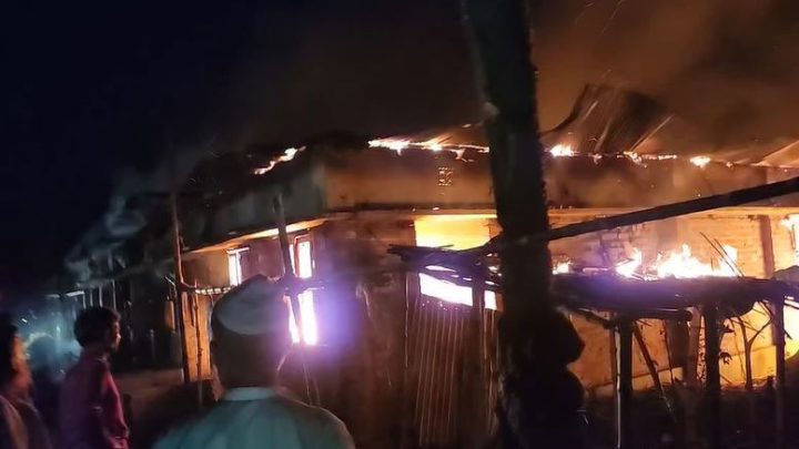বাঘায় আগুনে নিঃস্ব তিন পরিবার, ক্ষতি প্রায় ৫০ লাখ টাকা