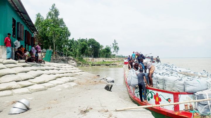 ভাঙনের পর জিও ব্যাগ, তবু রক্ষা করা যাচ্ছে না ভোরের পাখি বিদ্যালয়