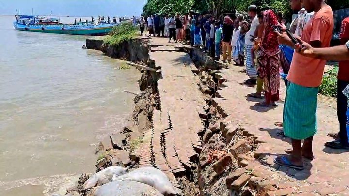শরীয়তপুরে হাজার কোটি টাকায় নির্মাণাধীন তীর রক্ষা প্রকল্পে ভাঙন, বিলীন ২০০ মিটার
