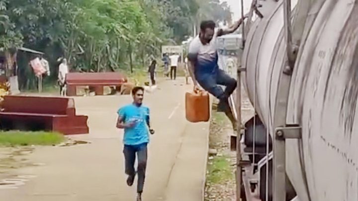 রাজশাহীতে চলন্ত ট্রেন থেকে তেল চুরি, তদন্ত কমিটি গঠন
