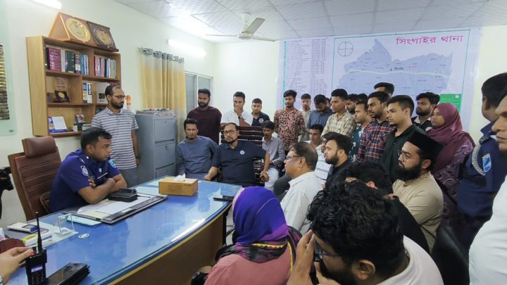 জবির শিক্ষার্থী বাসে হামলার ঘটনায় সিংগাইর থানায় হাজির উপাচার্য