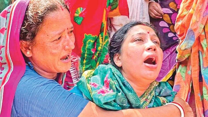 সেই ১০ শ্রমিকের স্বজনদের কান্না এখনো থামেনি