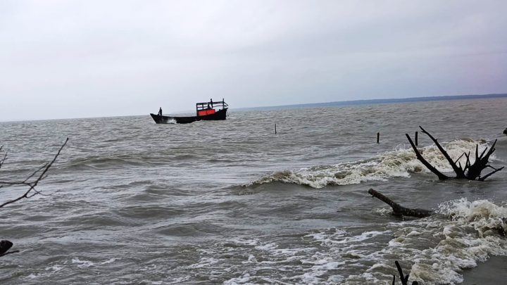 বঙ্গোপসাগরে ট্রলারডুবি, ১৪ জেলে জীবিত উদ্ধার