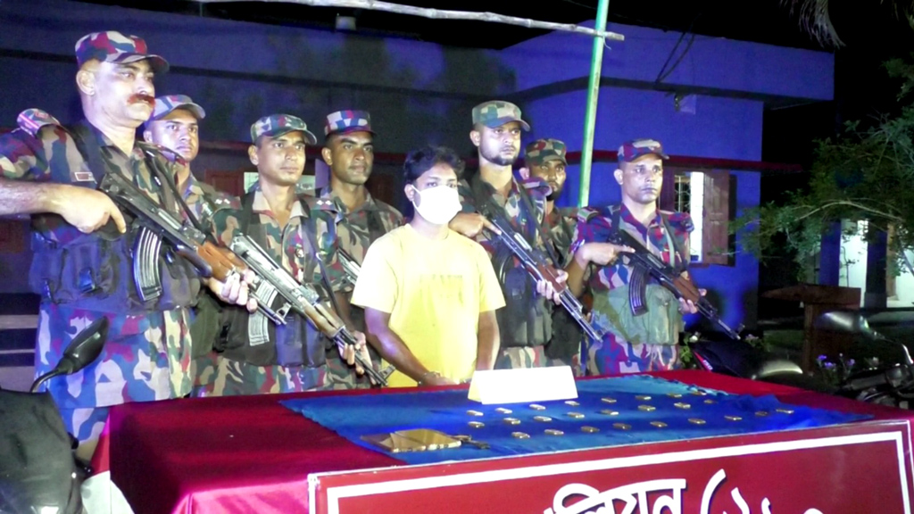 ভারতে পাচারকালে সাড়ে ৭ কোটি টাকার সোনার বারসহ আটক ১