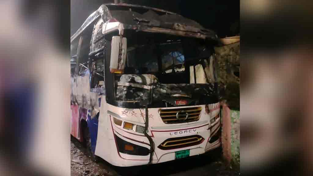ময়মনসিংহে দাঁড়িয়ে থাকা বাসে আগুন