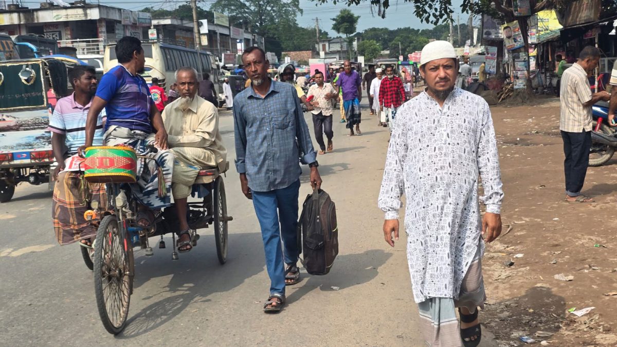 নওগাঁয় দ্বিতীয় দিনের মতো বাস-অটোরিকশা চলাচল বন্ধ