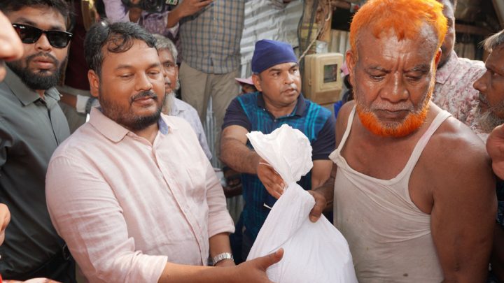 বন্যার্তদের মাঝে ত্রাণ নিয়ে রাসিক প্রশাসক