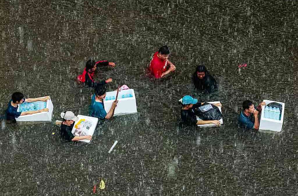 ভারী বৃষ্টিতে নাজেহাল থাইল্যান্ড, সরকারি কর্মীদের দুই দিনের ছুটি ঘোষণা
