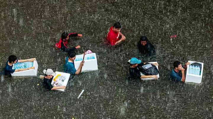 ভারী বৃষ্টিতে নাজেহাল থাইল্যান্ড, সরকারি কর্মীদের দুই দিনের ছুটি ঘোষণা