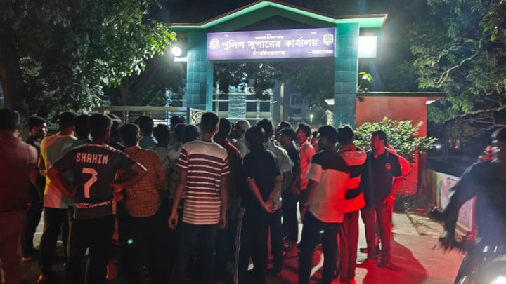 নিবন্ধনহীন মোটরসাইকেল আটক করায় চাঁপাইনবাবগঞ্জে এসপি কার্যালয় ঘেরাও ছাত্রদলের