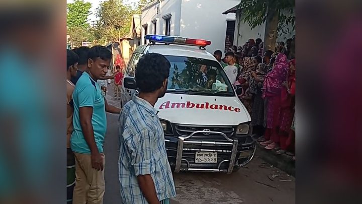 মেঘনায় ট্রলারডুবি: নিখোঁজ ৪ জনের ৩ মরদেহ উদ্ধার, জানাজা শেষে দাফন সম্পন্ন