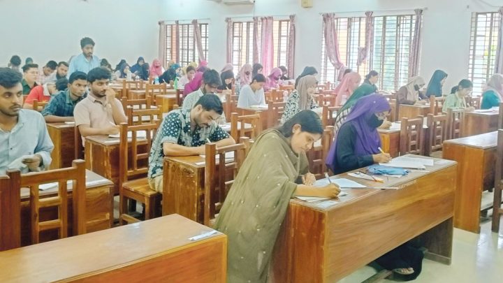 ইসলামী বিশ্ববিদ্যালয়: পরীক্ষাকেন্দ্রে ‘নকল সহায়ক’ টেবিল