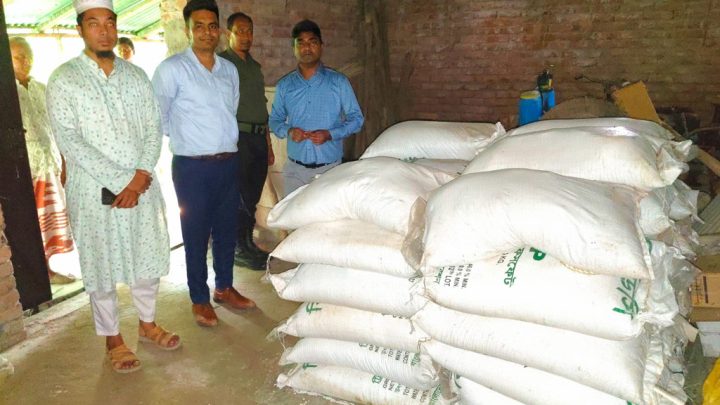অবৈধভাবে মজুত রাখা ১২৯ বস্তা সার সরকারি দামে পেলেন কৃষকেরা