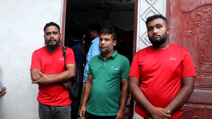 সিম বিক্রির আড়ালে অ্যাকাউন্ট খুলে টাকা হাতিয়ে নেওয়ার অভিযোগ, আটক ৩