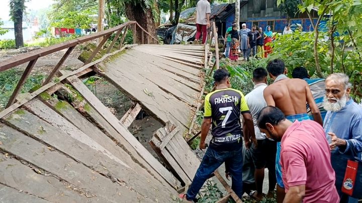 কর্মকর্তাদের সামনেই ভেঙে পড়ল পুরোনো ব্রিজ, আহত ৪