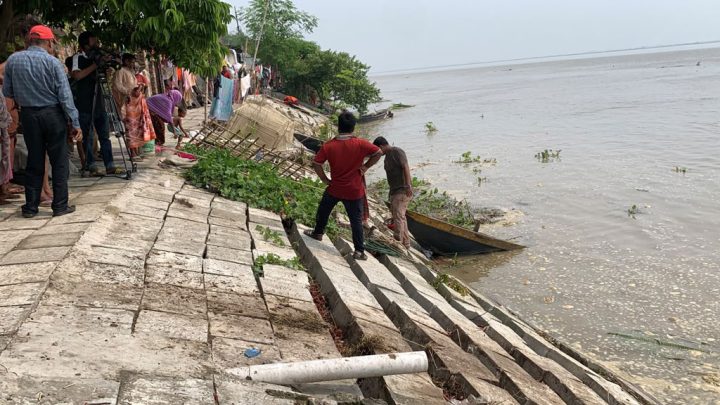 দমকা হাওয়ায় উত্তাল পদ্মায় ডুবল ২০ নৌকা